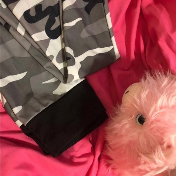 🦅Black and White Ruching Camo Workout Pants - Picture 8 of 8